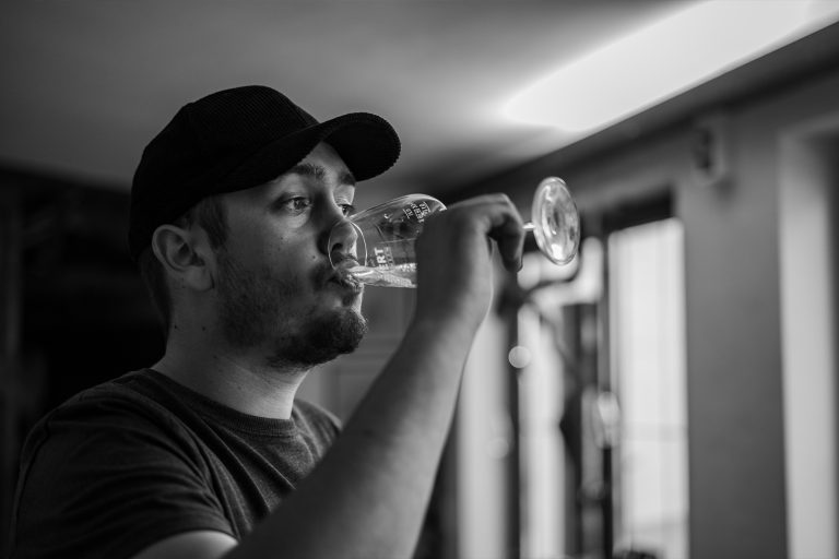 Mann trinkt aus Weinglas von Terra Preta Weingut Rheinhessen