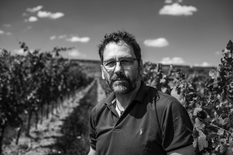 Andreas Huppert vor Weinreben von Terra Preta Weingut Rheinhessen