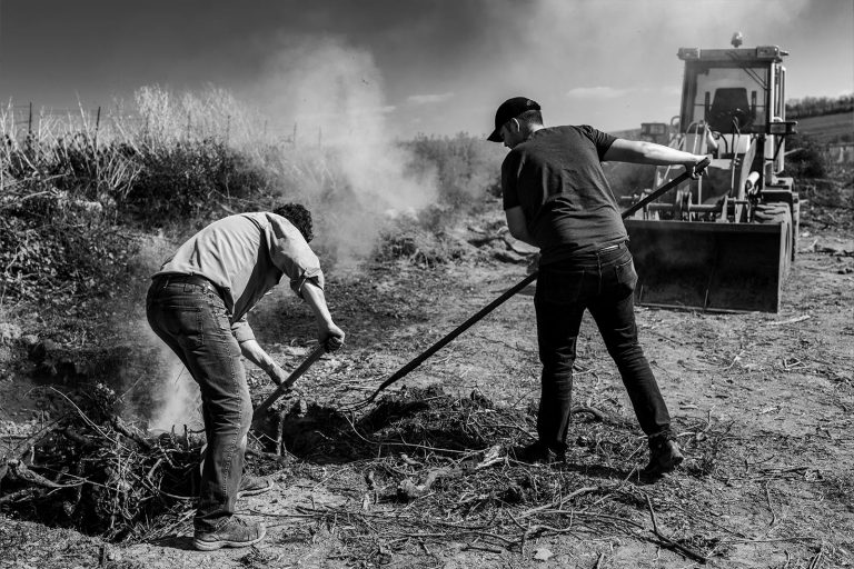 Zwei Männer schaufeln trockene Erde von Terra Preta Weingut Rheinhessen