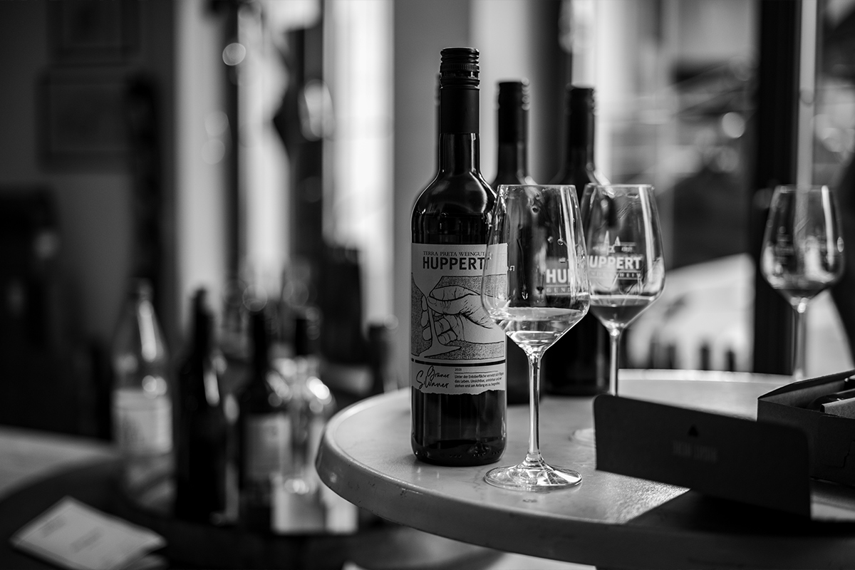 Huppert Weinflasche und Glas von Terra Preta Weingut Rheinhessen